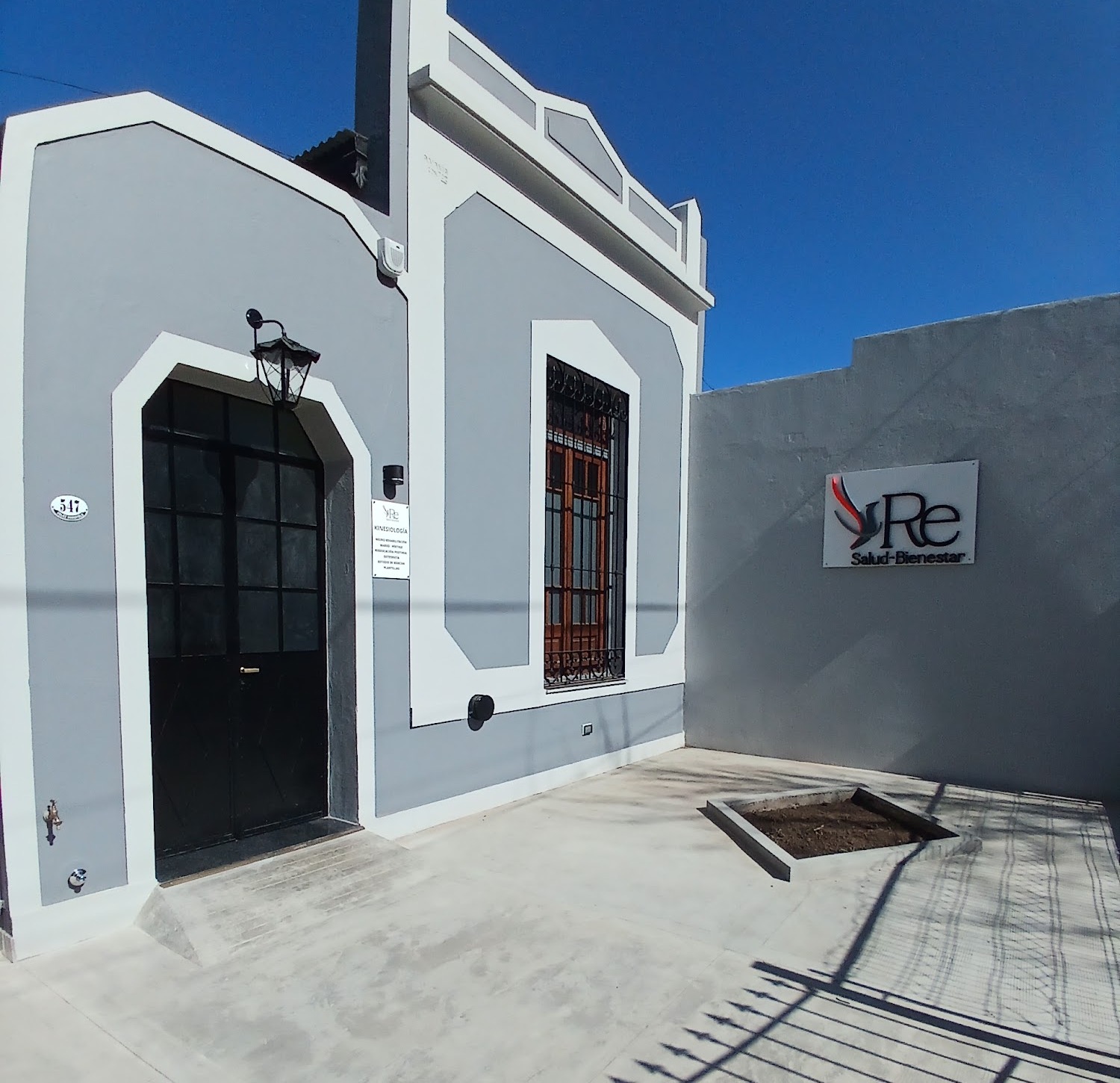 Fachada del centro Re Kinesiología Salud Bienestar en Cañuelas